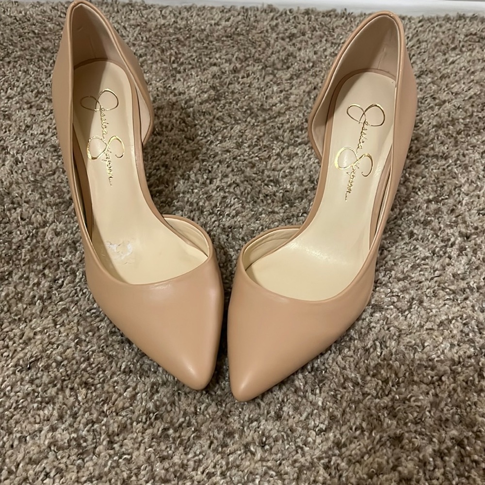 Jessica Simpson pumps